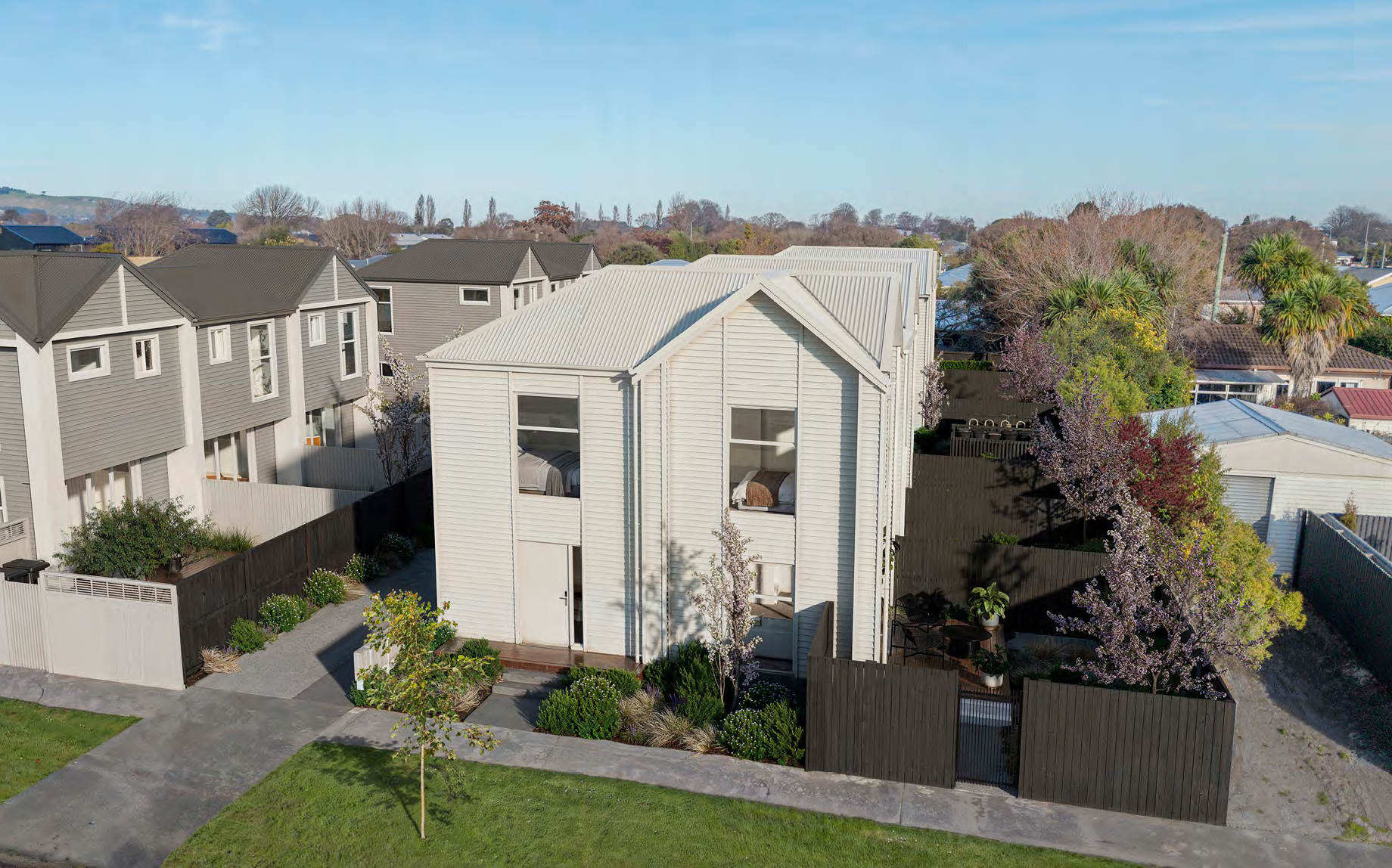 Modern 2-Bed Townhouse with Open-Plan Living & Ensuite 2