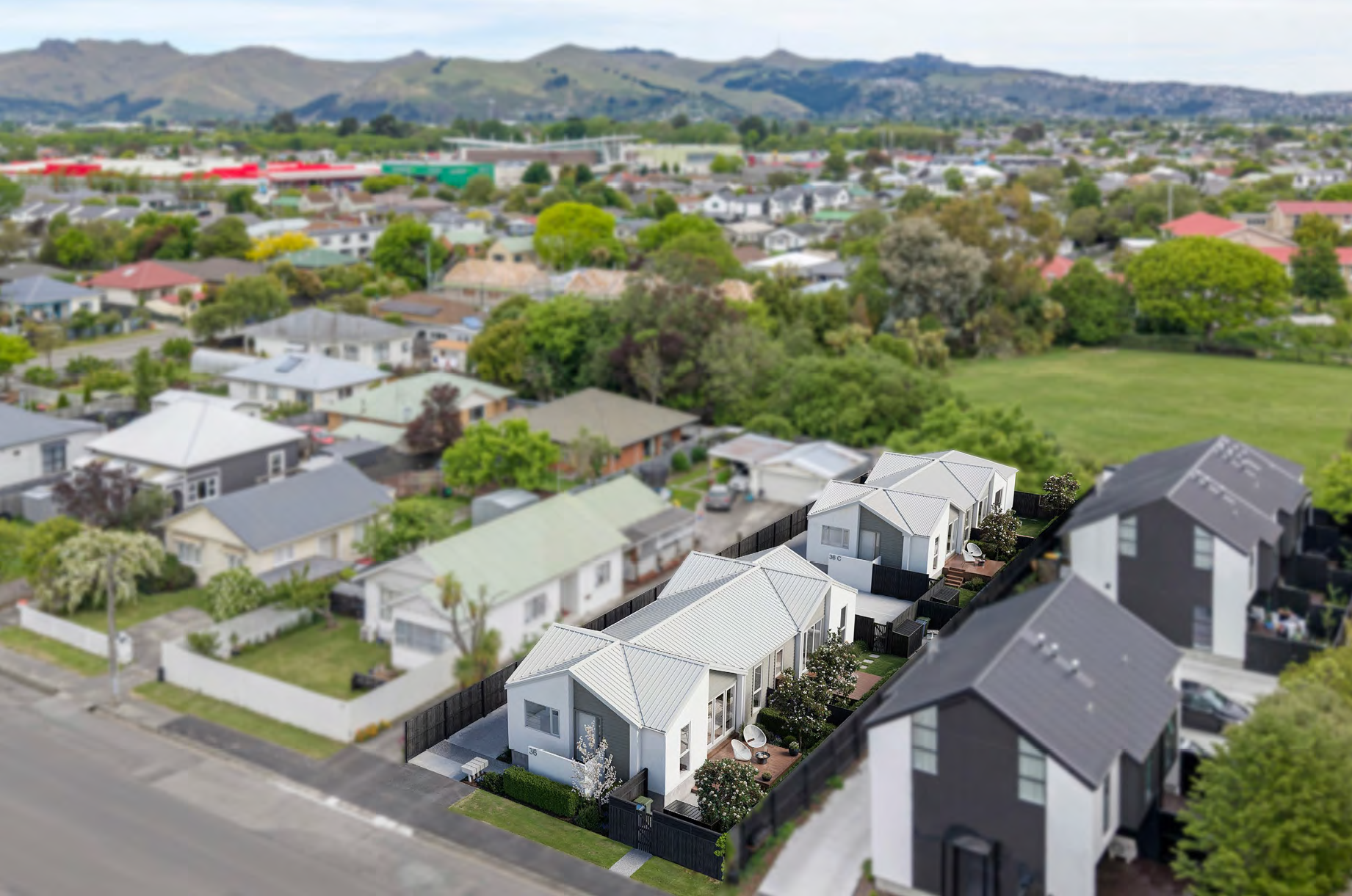 Easy-Care Living Close to the City 3